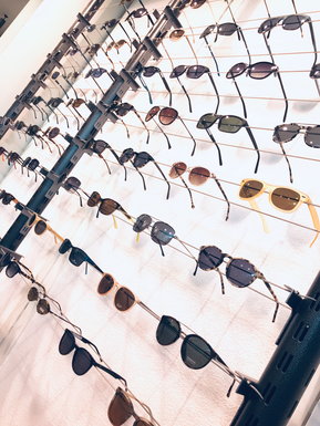 große Auswahl an Sonnenbrillen bei Optik Falkenhain